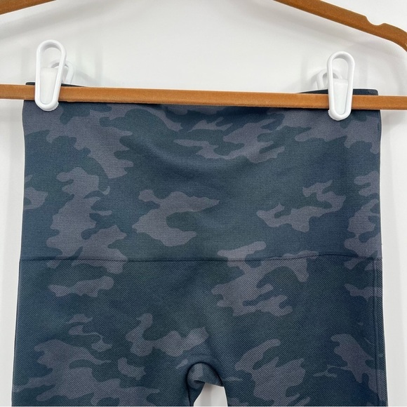 Spanx Look At Me Now Bike Short Black Camo Medium LIKE NEW! - Picture 7 of 9